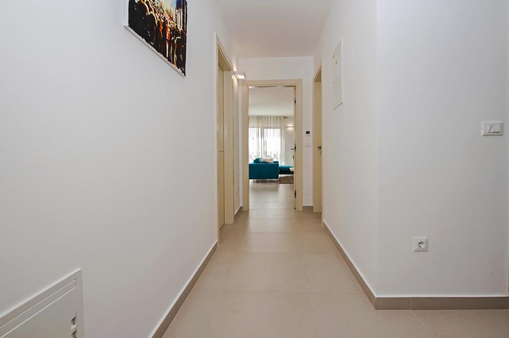 Sunset Luxury Apartment Ровин Екстериор снимка