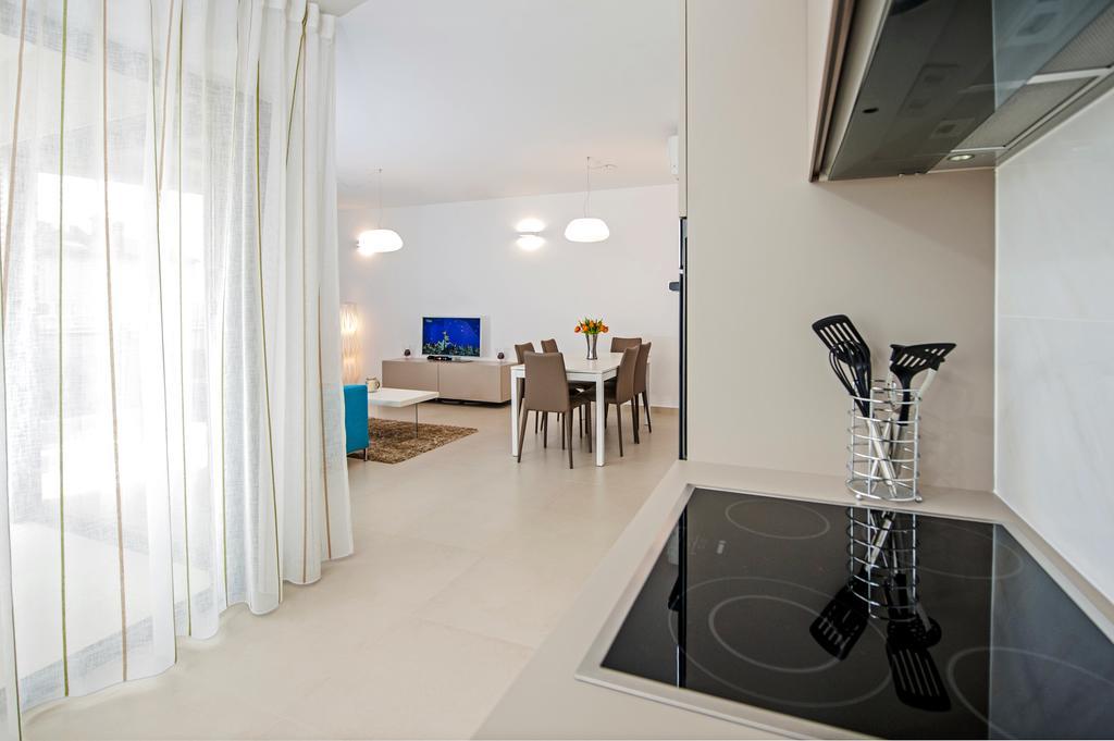 Sunset Luxury Apartment Ровин Екстериор снимка