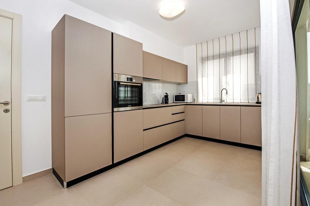 Sunset Luxury Apartment Ровин Екстериор снимка