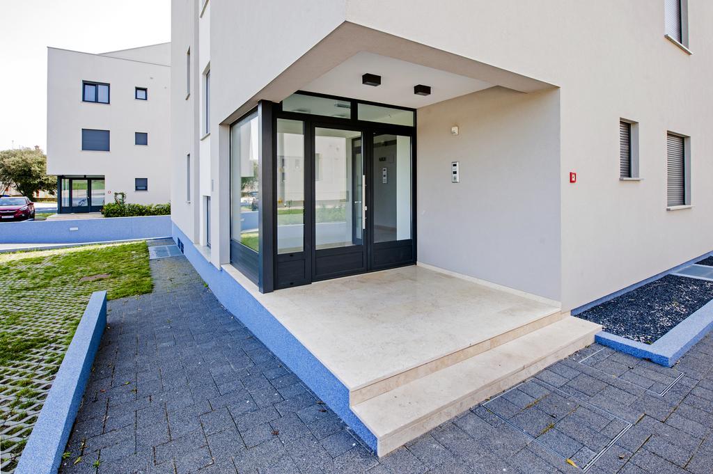 Sunset Luxury Apartment Ровин Екстериор снимка