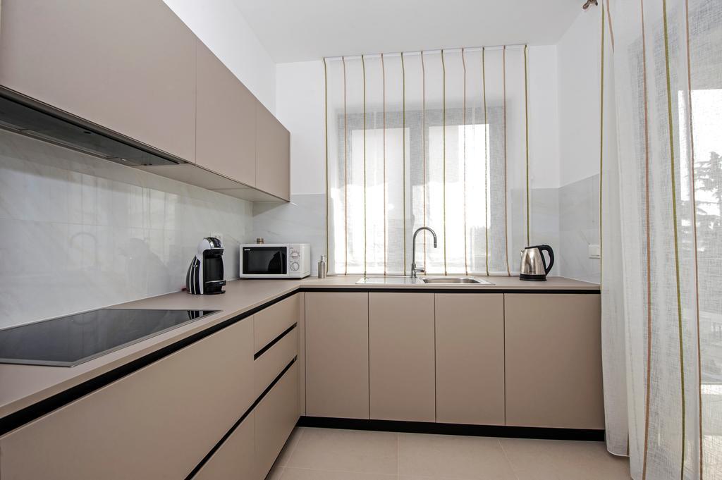 Sunset Luxury Apartment Ровин Екстериор снимка