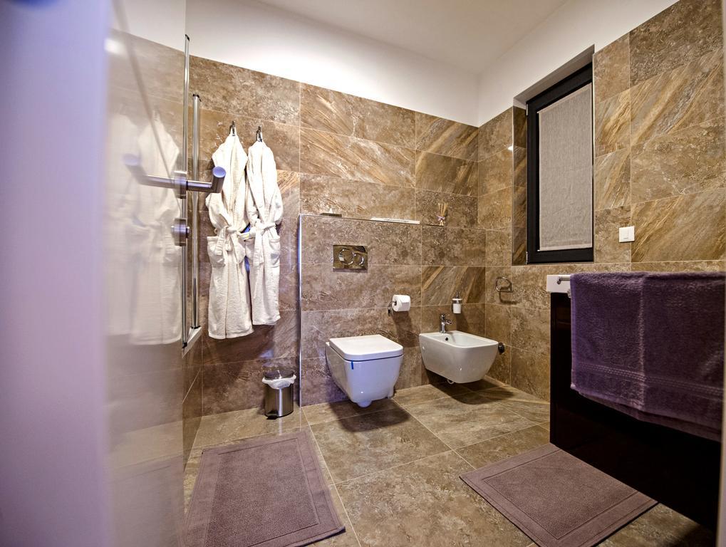 Sunset Luxury Apartment Ровин Екстериор снимка