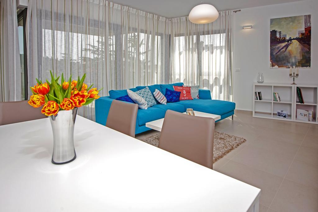 Sunset Luxury Apartment Ровин Екстериор снимка